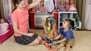 Diana and Roma plays with Mom and inflating balloons