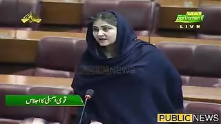 سائرہ بانو حکومت پر برس پڑی #publicnews #breakingnews