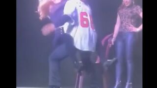 Une femme monte sur scène pour faire un show, mais son mari ne rit pas du tout