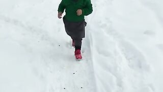 Child his engoning in the snow