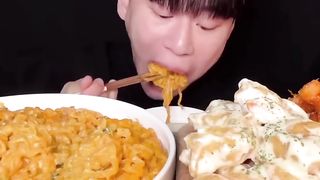 Creamy noodles with fried shrimp