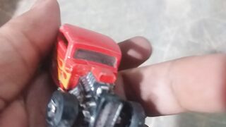 mobil merah unik buat atraksi ya