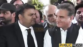 فواد چودھری نے شاہ محمود قریشی کے کان میں کیا کہا؟#publicnews