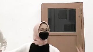 Jilbab hitam montok