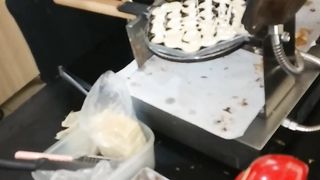 Cara Memasak offle dengan Toping coklat, keju dan kacang.