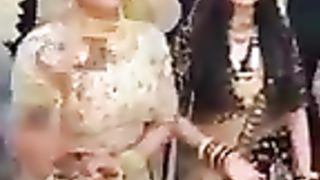 Samjhe India mein koi Gujara nahi h ab videshi ladka patana padega