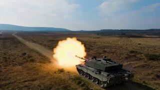 Ukrainian troops drive British Challengers for the first time during training