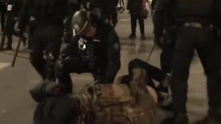 Des policiers insultent un sdf après l'avoir fait tomber