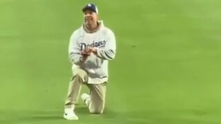 Mauvais moment pour faire sa demande en mariage sur un terrain d’un match de baseball .