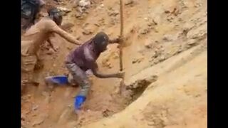 Un travailleur sauve un collègue coincé dans un glissement de terrain minier