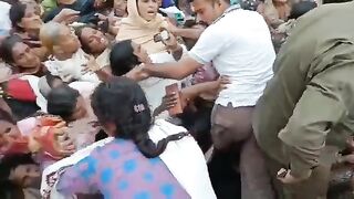 مفت آٹا کی لائن میں بھگدڑ