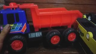 mobil truck besar warna merah besar
