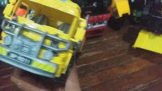 mobil kuning mau angkut sayur