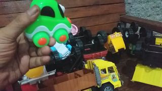 mobil hijau dengan roda merah