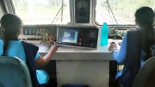 அற்புதமாக ரயில் இயக்கி அசத்திய இளம்பெண்கள்