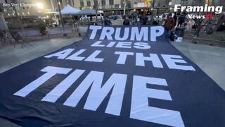 Donald Trump didakwa: Demonstran membentangkan spanduk di dekat Pengadilan Manhattan