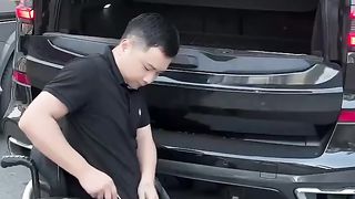 This guy doesn't let his disability get in the way!