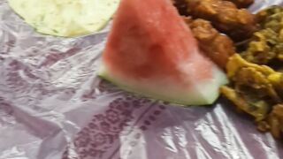 افطاری کرتے ہوے
