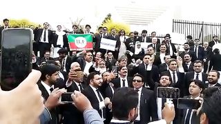 وکلاء کی بڑی تعداد سپریم کورٹ کے باہر آئین کی بالادستی کی خاطر موجود
