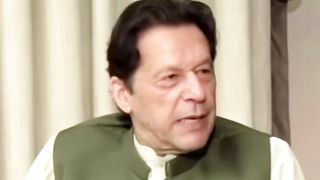 Khan Apni Haqumat Gernain ki Wajha Batatay Hoay