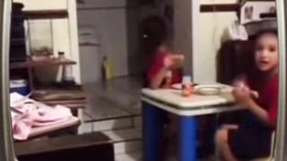 Deux fillettes terrifiées par quelque chose dans la cuisine… ???? // #ghost #paranormal #scary #shorts