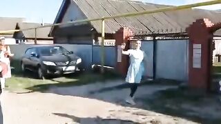 Молодая мама шпарит на танцполе крутой танец под гармошку ????