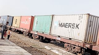 Train ja|| rahi hai