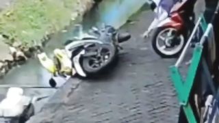 Nyemplung berjamaah :v