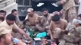 روڈ پر افطاری