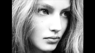 Elen Cora - Extraordinary Girl