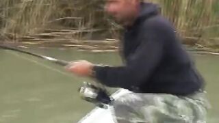 Combat fou dans une rivière sauvage à la pêche d'un poisson de 220 livres avec une canne intérieure