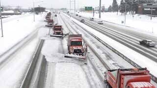 Camions de chasse-neige sur l'autoroute #EN