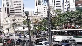 Vândalos sobem em cima do ônibus e faz vandalismo