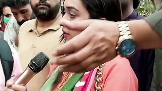 Iss larki Nain To Dhuain Nikal Deay