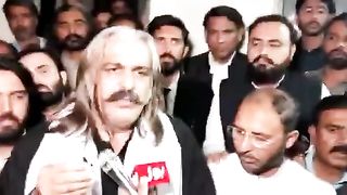 ہائی کورٹ کے باہر سےعلی امین گنڈا پور کو گرفتار کر لیا گیا۔ #publicnews