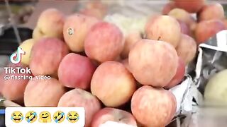 Anokha fruit wala jo gana ga kar fruit bechta hai 2023