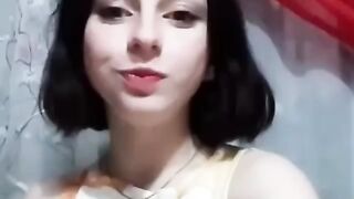 Она кушоет сало