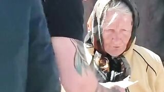 Бабушка заплакала от радости????