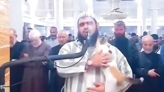 Cate on tha came on shoulder peray namaz