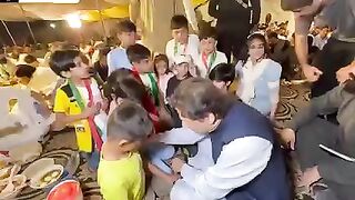 عمران خان کو بچوں نے گھیر لیا #publicnews #breakingnews