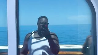 Man Taking a Selfie vidéo sees Ghost in windows shorts.