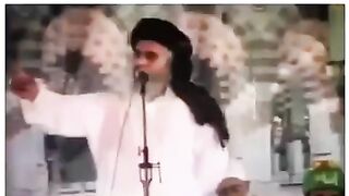 علامہ خادم حسین رضوی کھڑے ہو کر خطاب کرتے ہوئے