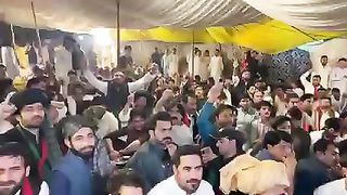 افطاری میں عمران خان کی تقریر کے دوران کارکن نے جوش جنون میں اپنی قمیض پھاڑ دی