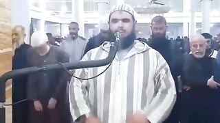 قطة-تقتحم-محراب-إمام-مسجد-أثناء-الصلاة-ف_2.