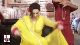 Nargis famous dance on stage in AKHA WICH KAJLA DOLNA