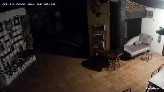 Penampakan Dunia Lain Terekam Kamera, Perhatikan Lingkaran!