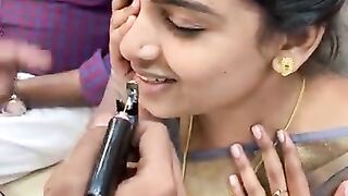மூக்குத்தி குத்தும்போது இளம்பெண் கொடுத்த ரியாக்சன்