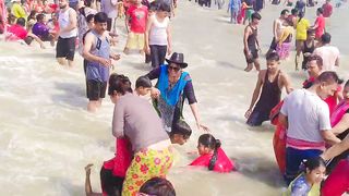 PEOPLE OF INDIA ENJOYING SEA BEACH.