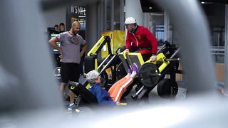 ДЕД привёл БАБКУ Мастера Спорта в ЗАЛ| Grandma Old Man Gym Prank