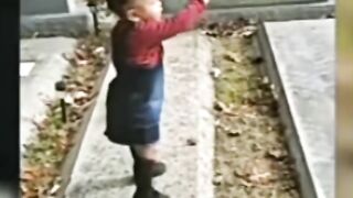 Ye bacha kis se bat kar raha hai.